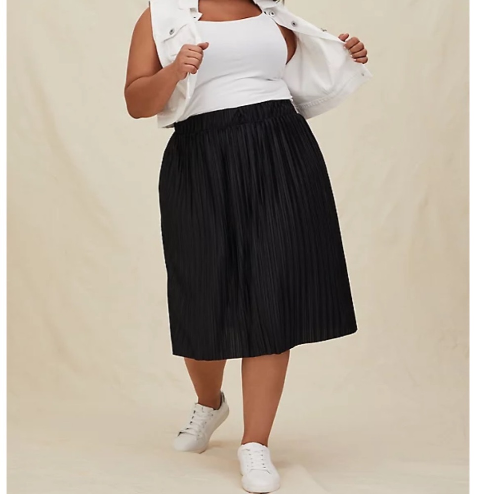 Torrid BLACK ACCORDION PLEATED MIDI SKIRT